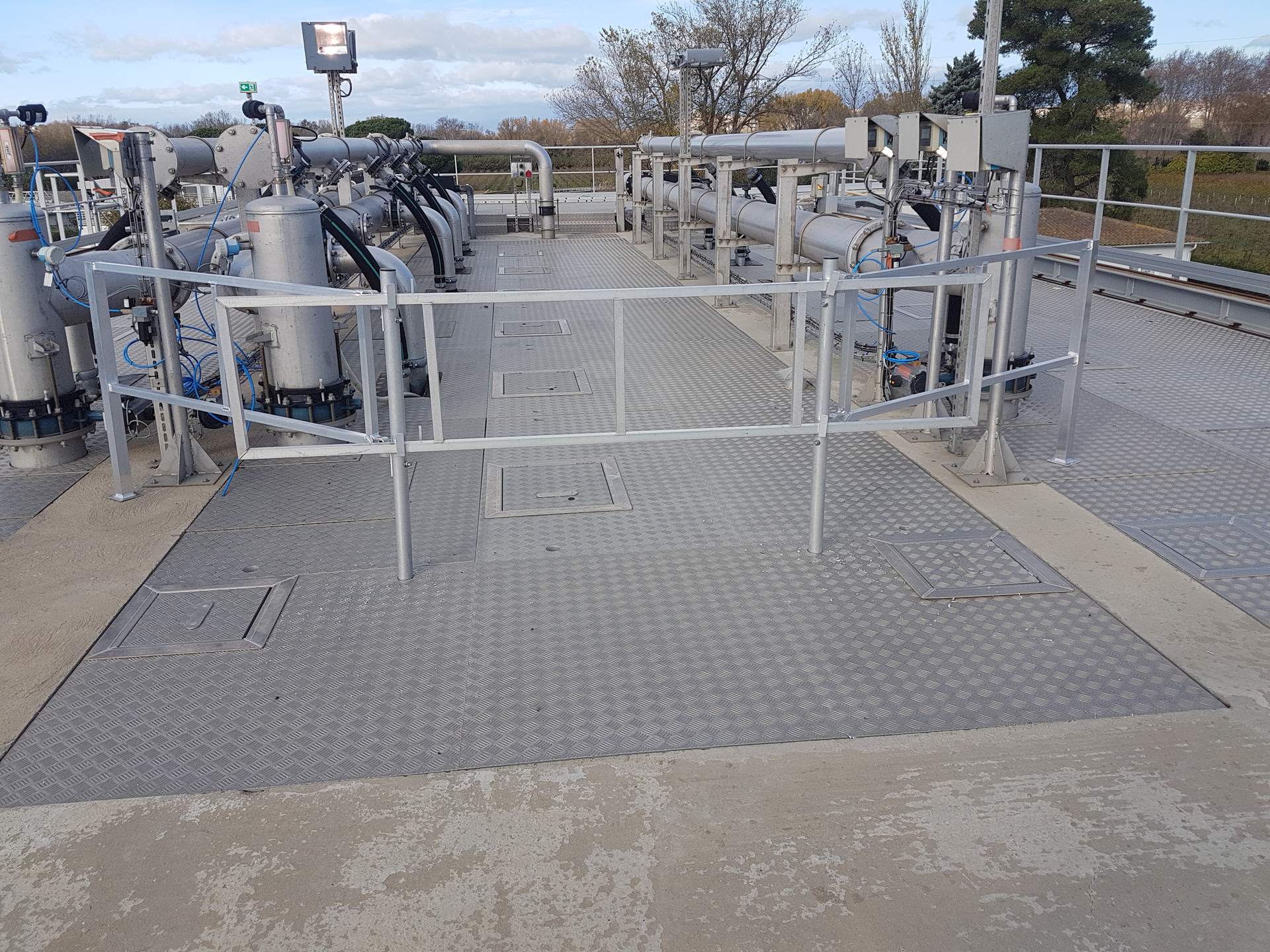 Plateforme de circulation en caillebotis sur les bassins d'une station