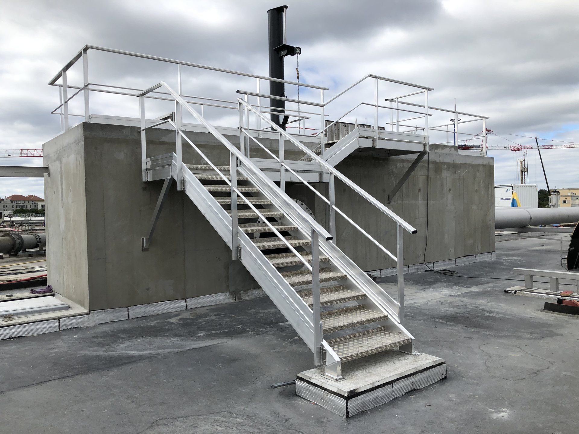 Escalier droit d’accès et garde-corps