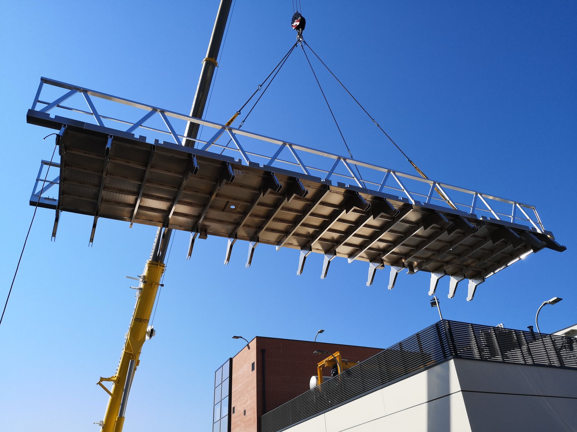 Passerelle technique levée et posée à la grue